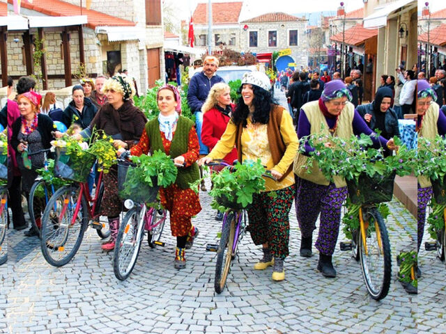 İkonik Alaçatı Ot Festivali ve Urla Enginar Çiçeği Festivali Turu - 2 Gece Otel Konaklamalı İstanbul Çıkışlı - GT-054